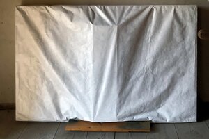 Ende der Maßnahme Das Retabel ist ausgebaut und vollständig mit einer weißen Gewebe-Folie eingepackt, die luftdurchlässig, aber staubundurchlässig ist.