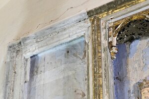 Weitere Ansicht des Zwischenzustandes Links sind Rückwand und Rahmung mit Japanpapier überleimt, damit die fragile Fassung nicht beim Ausbau abfällt. Rechts sind die Bereiche noch nicht gesichert.